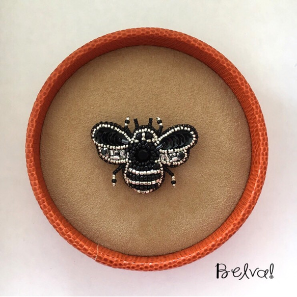 ビーズ刺繍 -ハチのブローチ(ブラック)-bee 3枚目の画像
