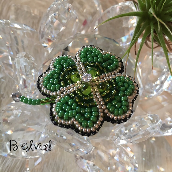 ビーズ刺繍 -四つ葉のクローバーのブローチ- ブローチ Belva! 通販 