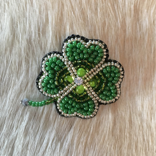 ビーズ刺繍 -四つ葉のクローバーのブローチ- ブローチ Belva