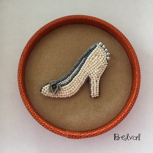 ビーズ刺繍 -ハイヒールのブローチ(ホワイト)-high heel ブローチ