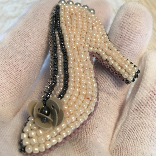 ビーズ刺繍 -ハイヒールのブローチ(ホワイト)-high heel ブローチ