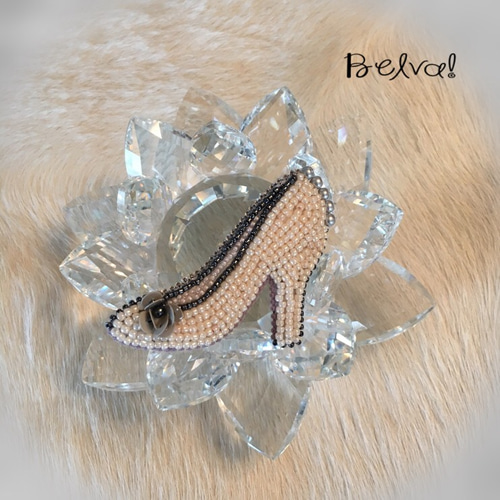 ビーズ刺繍 -ハイヒールのブローチ(ホワイト)-high heel ブローチ