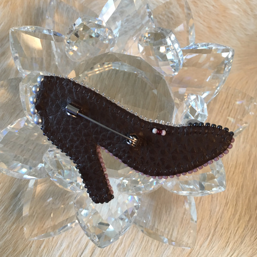 ビーズ刺繍 -ハイヒールのブローチ(ホワイト)-high heel