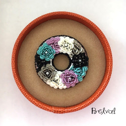 ビーズ刺繍 花のリースのブローチ flower wreath 4枚目の画像