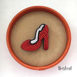 ビーズ刺繍 -ハイヒールのブローチ(赤シャイン)-High heel 3枚目の画像