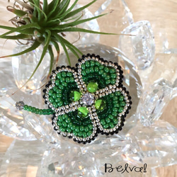 ビーズ刺繍 -四つ葉のクローバーのブローチ- clover ブローチ Belva 