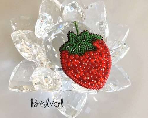 受注制作】いちごのブローチ ビーズ刺繍ブローチ | hamonihamoni