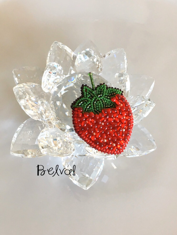 ビーズ刺繍のブローチ -いちご- strawberry ブローチ Belva