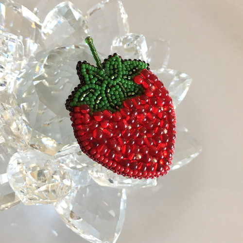 ビーズ刺繍のブローチ -いちご- strawberry ブローチ Belva