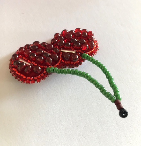 ビーズ刺繍 -さくらんぼのブローチ(小)-cherry 4枚目の画像