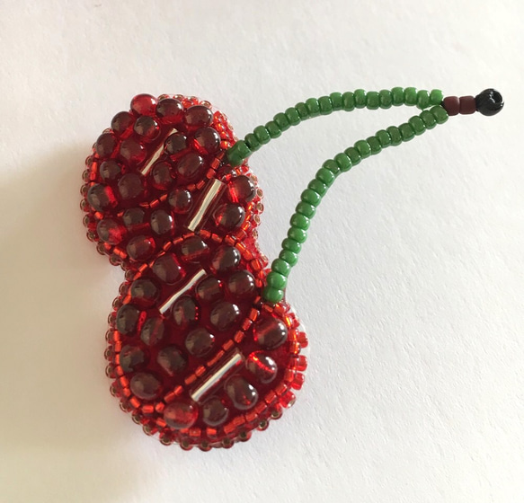 ビーズ刺繍 -さくらんぼのブローチ(小)-cherry 5枚目の画像