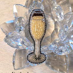 オーダー商品　ビーズ刺繍のブローチ　-シャンパンボトル&グラス- 2枚目の画像