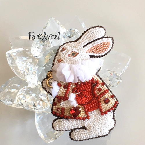 ビーズ刺繍のブローチ -白ウサギ(レッドジャケット)- 胸針・別針