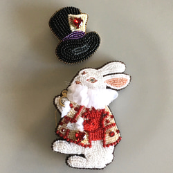 ビーズ刺繍のブローチ　-白ウサギ(レッドジャケット)- 2枚目の画像