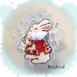 ビーズ刺繍のブローチ　-白ウサギ(レッドジャケット)- 4枚目の画像