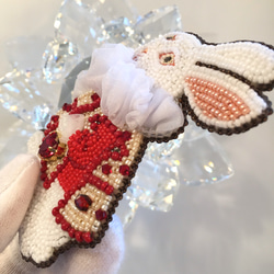 ビーズ刺繍のブローチ　-白ウサギ(レッドジャケット)- 5枚目の画像