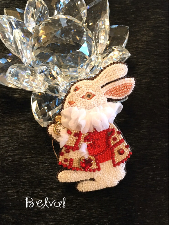 ビーズ刺繍のブローチ　-白ウサギ(レッドジャケット)- 7枚目の画像
