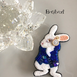 ビーズ刺繍のブローチ　-白ウサギ(ブルージャケット) 3枚目の画像