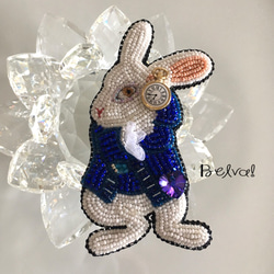 ビーズ刺繍のブローチ　-白ウサギ(ブルージャケット) 4枚目の画像