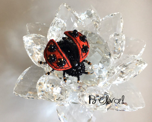 フランス刺繍のブローチ　ピンクのてんとう虫 フランス刺繍のブローチ ピンクのてんとう虫 - メルカリ
