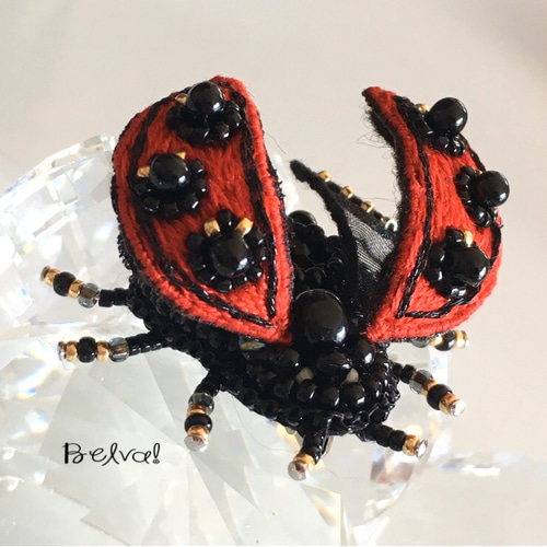 フランス刺繍のブローチ　ピンクのてんとう虫 フランス刺繍のブローチ ピンクのてんとう虫 - メルカリ