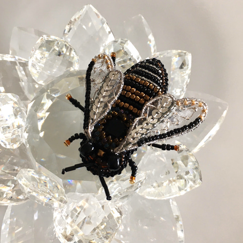ビーズ刺繍のブローチ -3D 蜂- bee ブローチ Belva! 通販