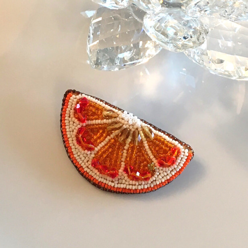 再販) ビーズ刺繍のブローチ -オレンジ- ブローチ Belva! 通販