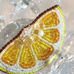 ビーズ刺繍のブローチ　-レモン- 3枚目の画像