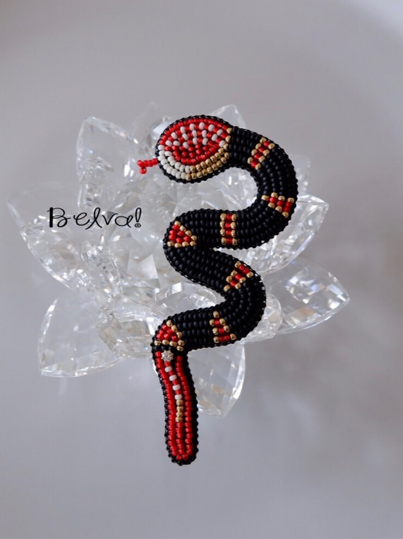 ビーズ刺繍のブローチ　-毒ヘビ(ブラック)- 2枚目の画像