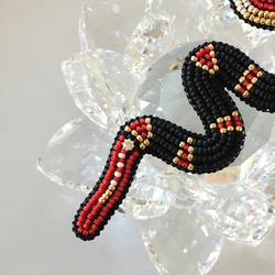 ビーズ刺繍のブローチ　-毒ヘビ(ブラック)- 5枚目の画像