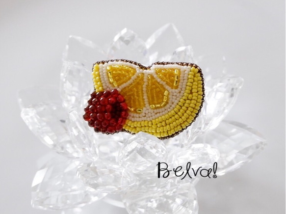 ビーズ刺繍のブローチ　-レモン＆ラズベリー- 1枚目の画像