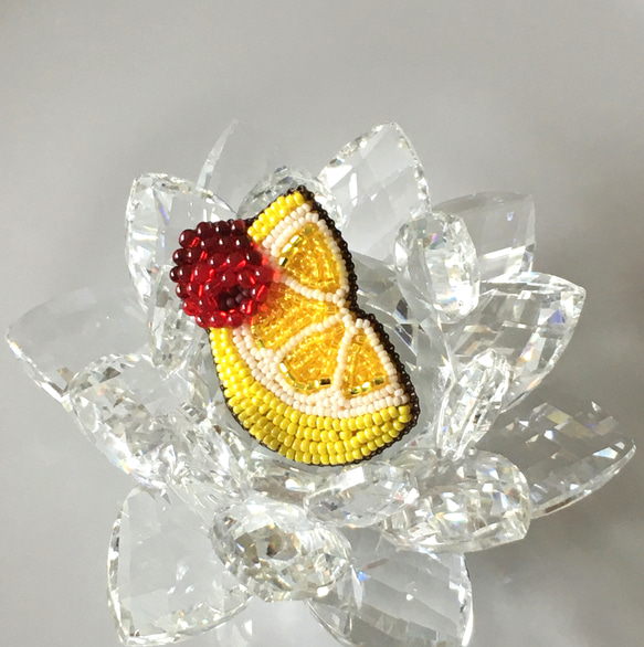 ビーズ刺繍のブローチ　-レモン＆ラズベリー- 9枚目の画像