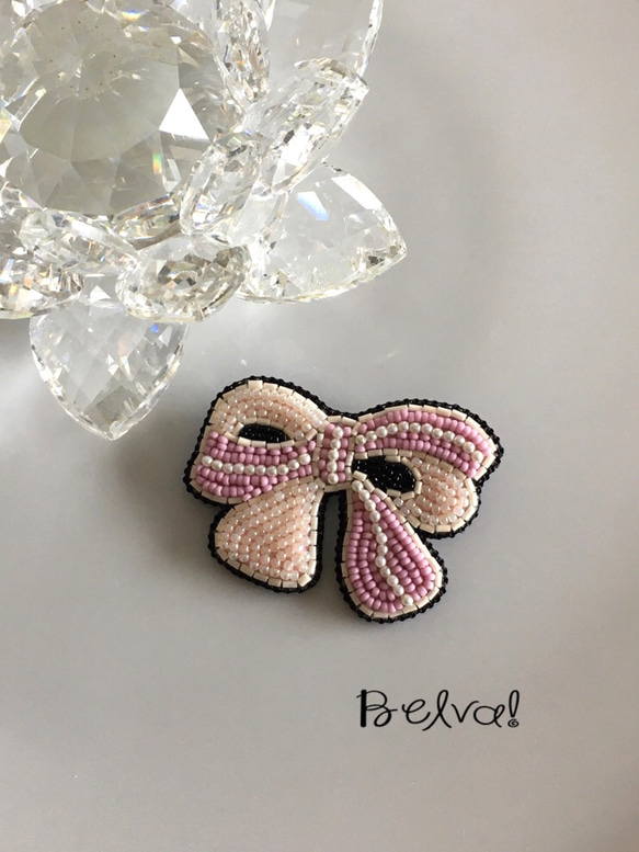 ビーズ刺繍のブローチ　-リボン(ピンク)- 3枚目の画像