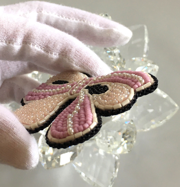 ビーズ刺繍のブローチ　-リボン(ピンク)- 5枚目の画像