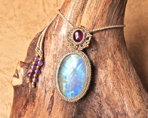 ムーンストーン × ロードライトガーネット マクラメペンダント