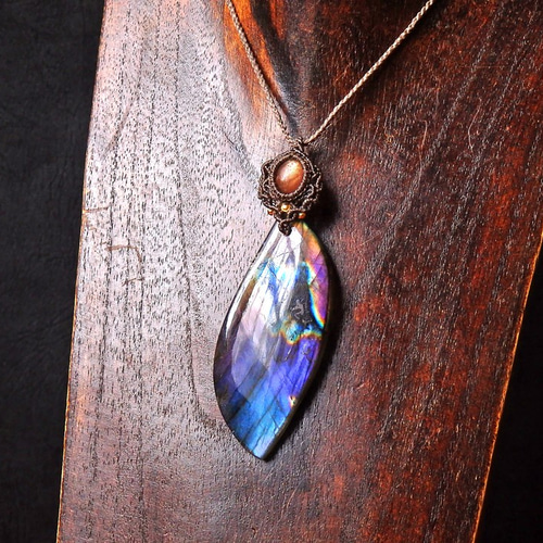 マルチカラーラブラドライト & サンストーン マクラメペンダント