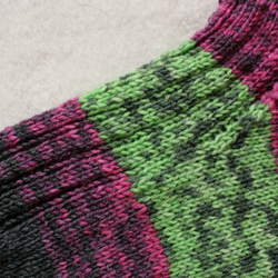 Opal毛糸の手編み靴下【STYLE・グリーン／ピンク】 2枚目の画像