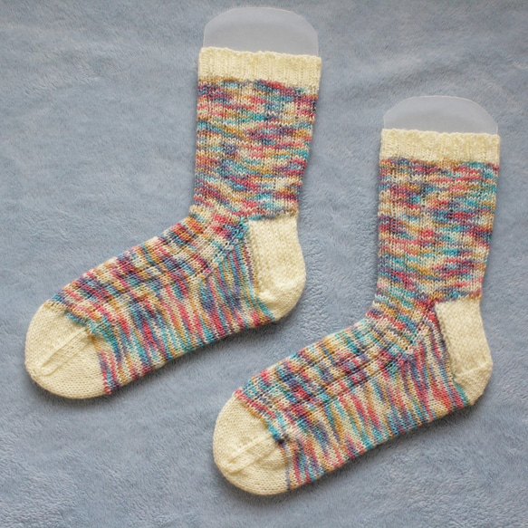 【再販】イタリア毛糸の手編み靴下【Regia社製・蝶々２】 1枚目の画像