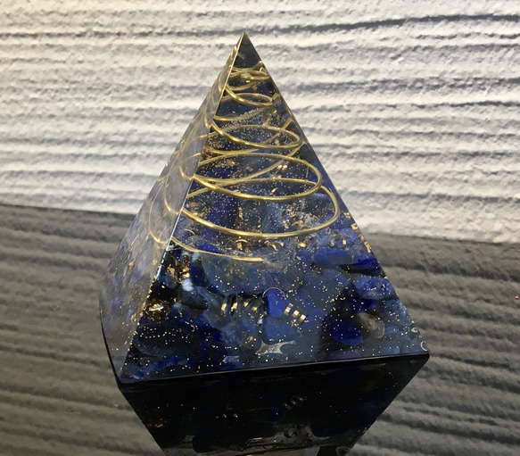 幸運を招く石！ピラミッド型オルゴナイト ラピスラズリ 3枚目の画像