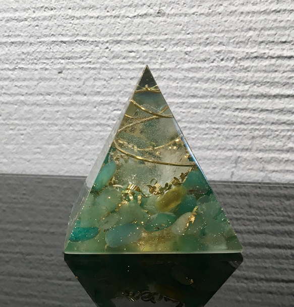 絆と愛の石！ピラミッド型オルゴナイト グリーンアゲート  x アベンチュリン 2枚目の画像