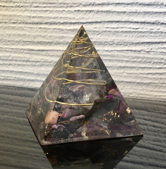 最強魔除け•厄除け★ピラミッド型オルゴナイト スギライト x モリオン 1枚目の画像