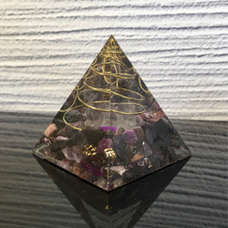 最強魔除け•厄除け★ピラミッド型オルゴナイト スギライト x モリオン 3枚目の画像