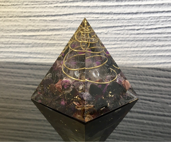 最強魔除け•厄除け★ピラミッド型オルゴナイト スギライト x モリオン 4枚目の画像