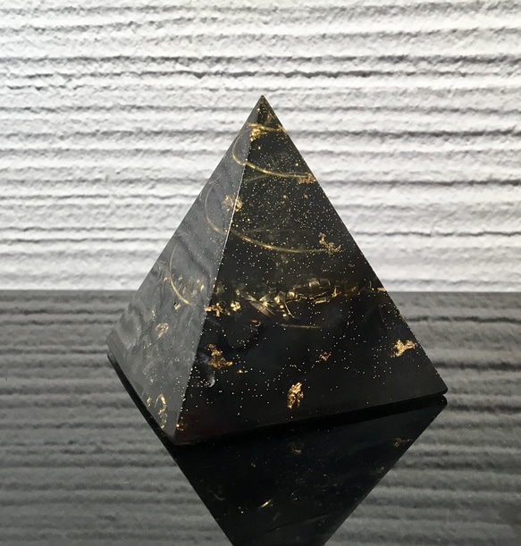 ★麻炭入りピラミッド型黒いオルゴナイト  モリオン 1枚目の画像