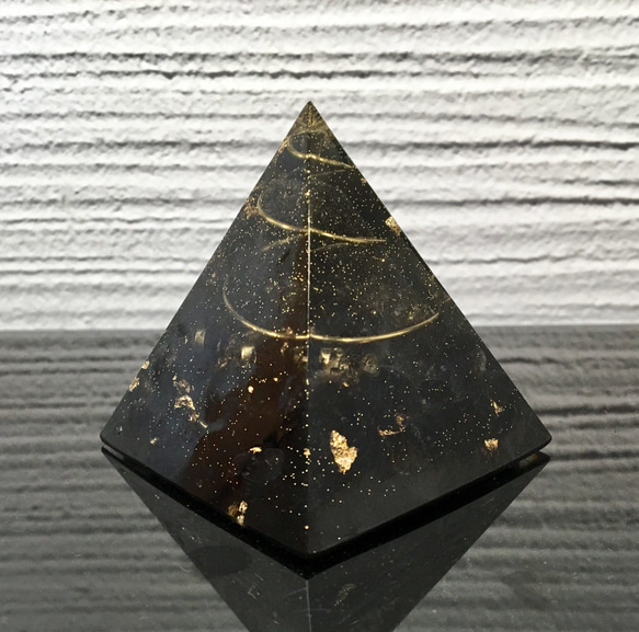 ★麻炭入りピラミッド型黒いオルゴナイト  モリオン 4枚目の画像