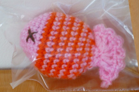 猫さん用またたび編みおもちゃ ピンク×オレンジ魚 1枚目の画像