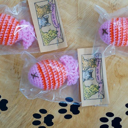 猫さん用またたび編みおもちゃ ピンク×オレンジ魚 2枚目の画像