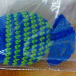 猫さん用またたび編みおもちゃ 青×キミドリ　魚 1枚目の画像