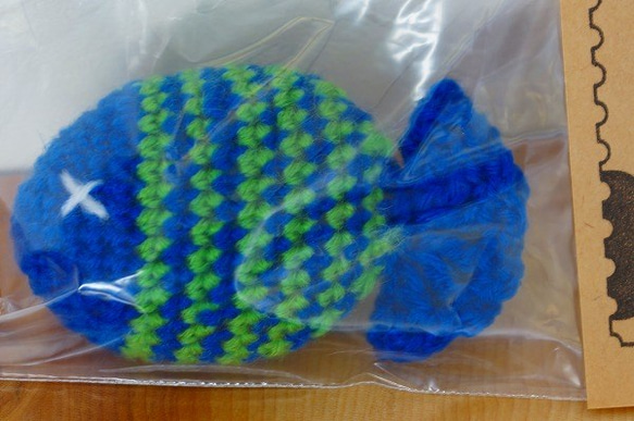猫さん用またたび編みおもちゃ 青×キミドリ　魚 1枚目の画像