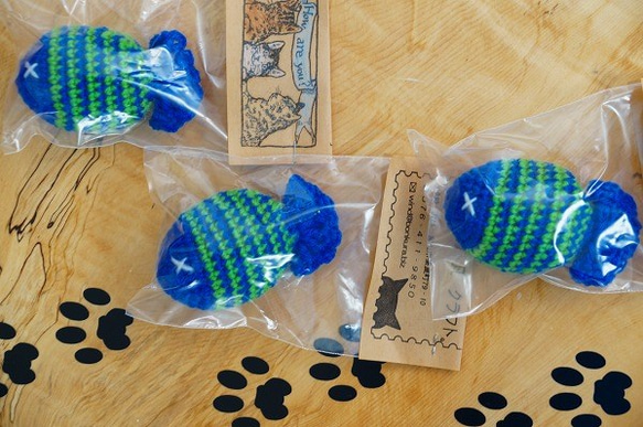 猫さん用またたび編みおもちゃ 青×キミドリ　魚 2枚目の画像
